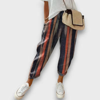 Lenja – Leichte Sommerhose mit künstlerischem Print in Dunkelblau
