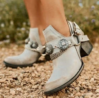 Stylische Damen-Westenstiefeletten mit Ketten- und Schnallen-Details – Boho-Cowboy Look, Braun in Weiß