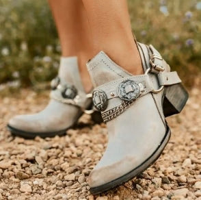 Stylische Damen-Westenstiefeletten mit Ketten- und Schnallen-Details – Boho-Cowboy Look, Braun