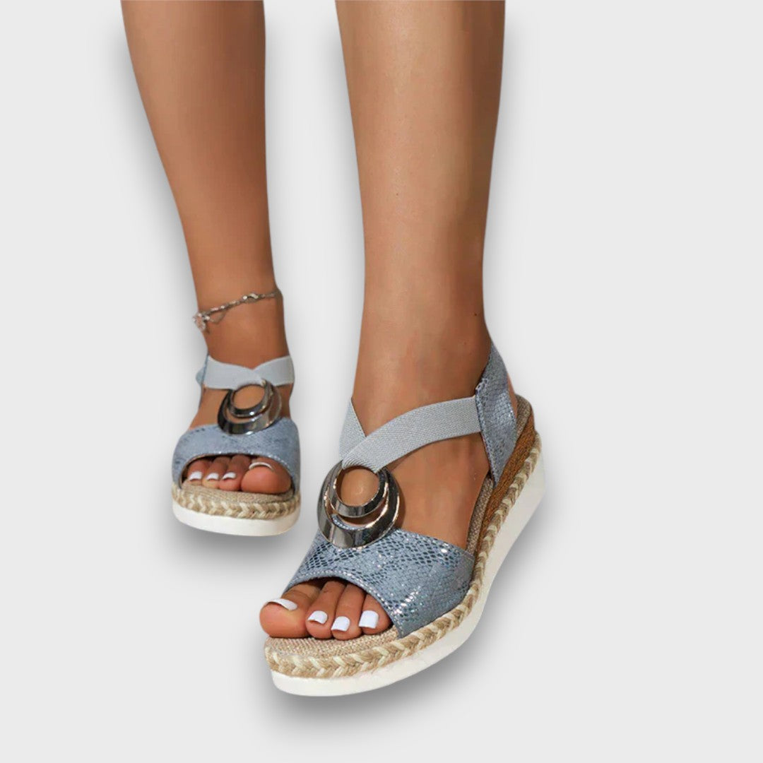 Solennea – Keilsandale mit goldener Silhouette