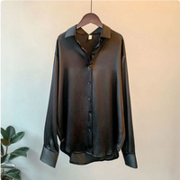 Genevieve - Elegante Satinbluse mit fließendem Schnitt in Schwarz