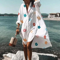 Hermine - Mühelose Eleganz: Übergroßes weißes Hemdblusenkleid | Luftige Beachwear: Lässiges Oversized-Hemdkleid in Blumendruck