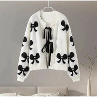 Annabel | Stilvoller Pullover mit Spitzenverschluss in Weiß