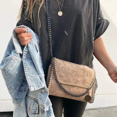 Elegante Wildleder-Clutch mit trendiger Kettenapplikation