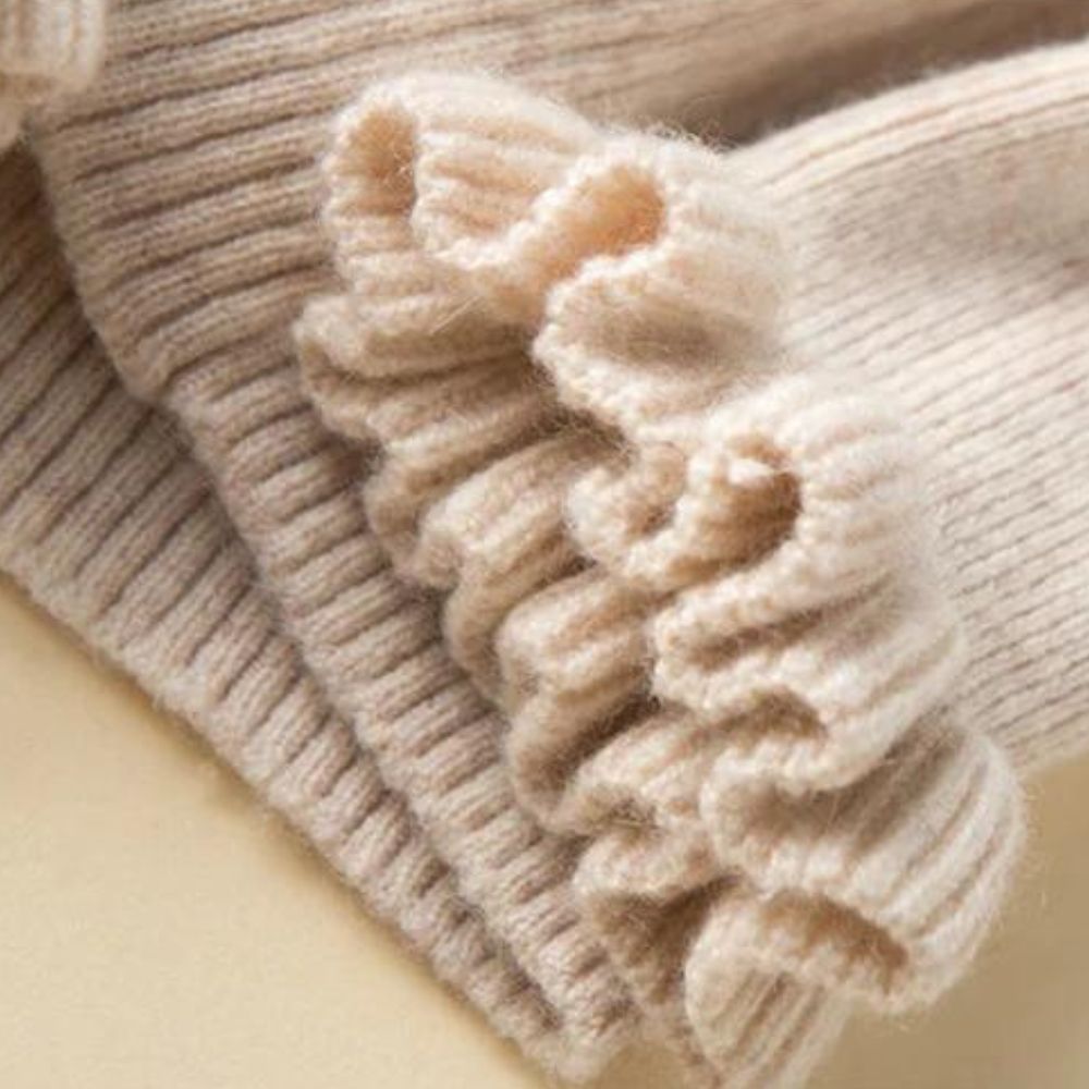 Lilia  - Gerippter Rollkragenpullover mit Rüschenkragen