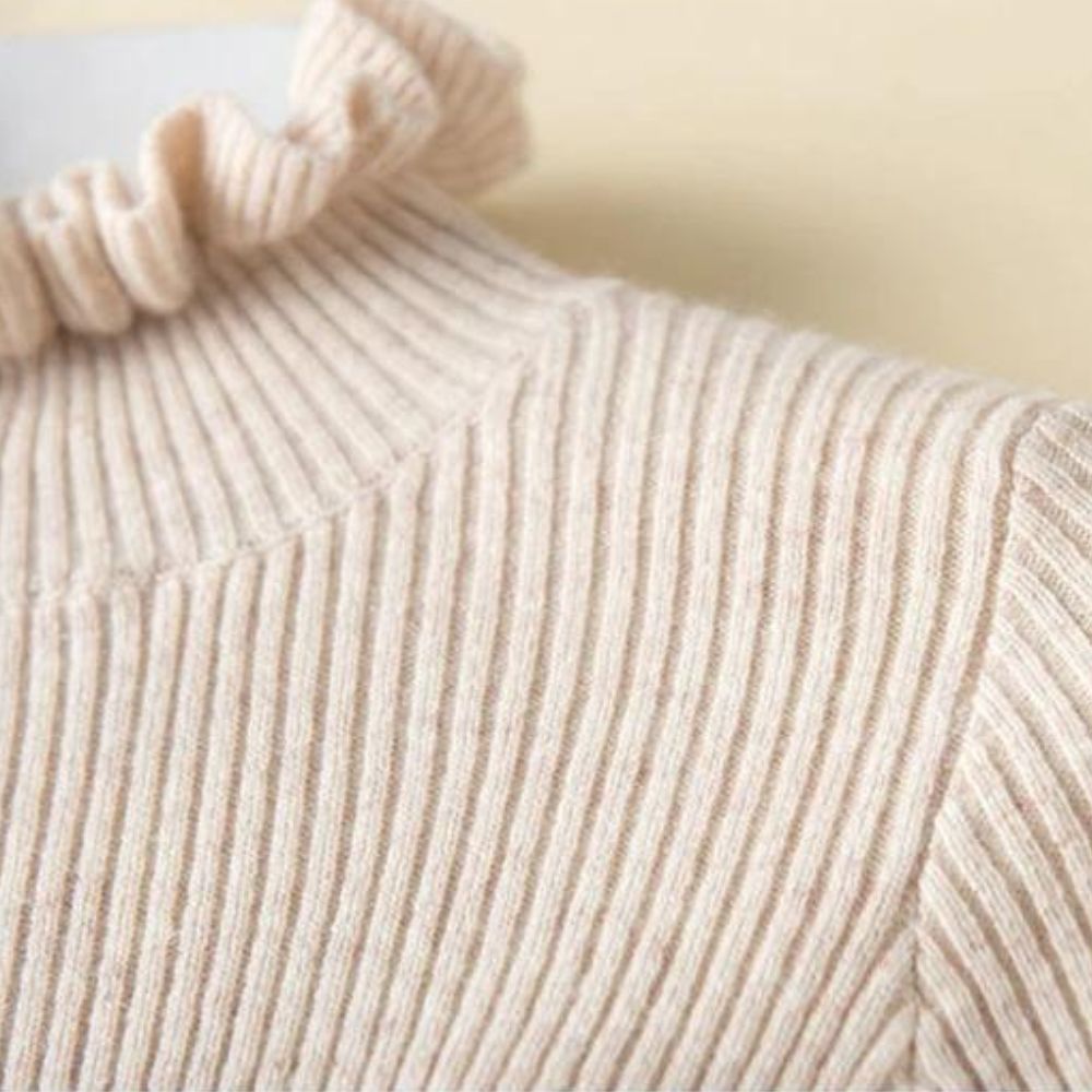 Lilia  - Gerippter Rollkragenpullover mit Rüschenkragen