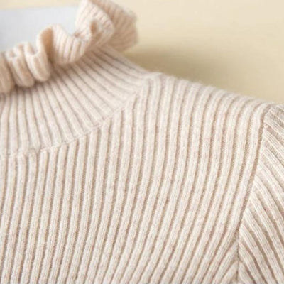 Lilia  - Gerippter Rollkragenpullover mit Rüschenkragen