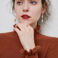 Lilia  - Gerippter Rollkragenpullover mit Rüschenkragen in Karamell