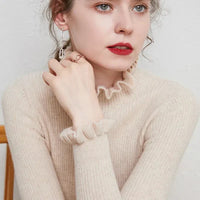 Lilia  - Gerippter Rollkragenpullover mit Rüschenkragen in Beige