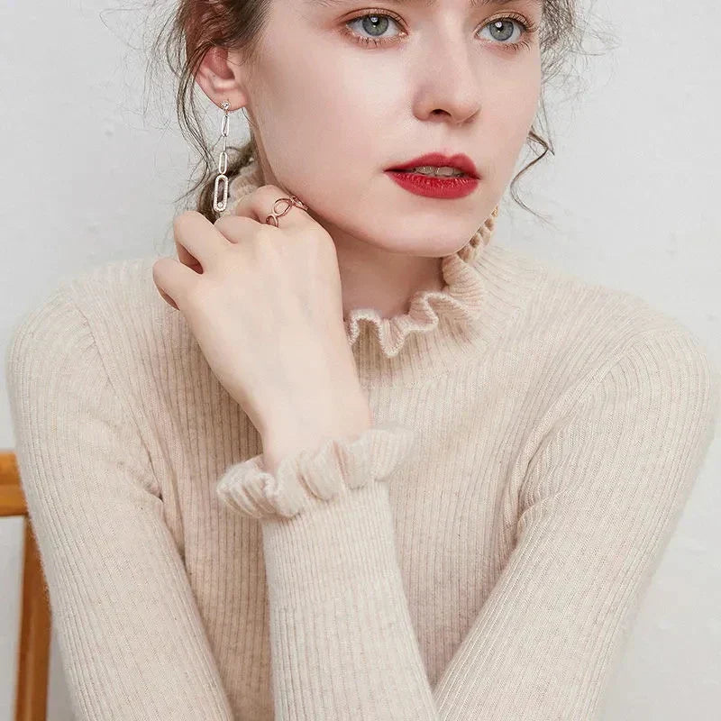 Lilia  - Gerippter Rollkragenpullover mit Rüschenkragen