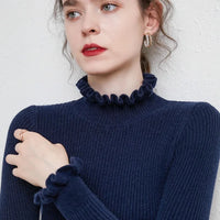 Lilia  - Gerippter Rollkragenpullover mit Rüschenkragen in Marineblau