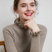 Lilia  - Gerippter Rollkragenpullover mit Rüschenkragen in Kamel