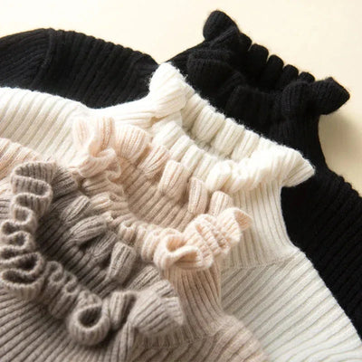 Lilia  - Gerippter Rollkragenpullover mit Rüschenkragen