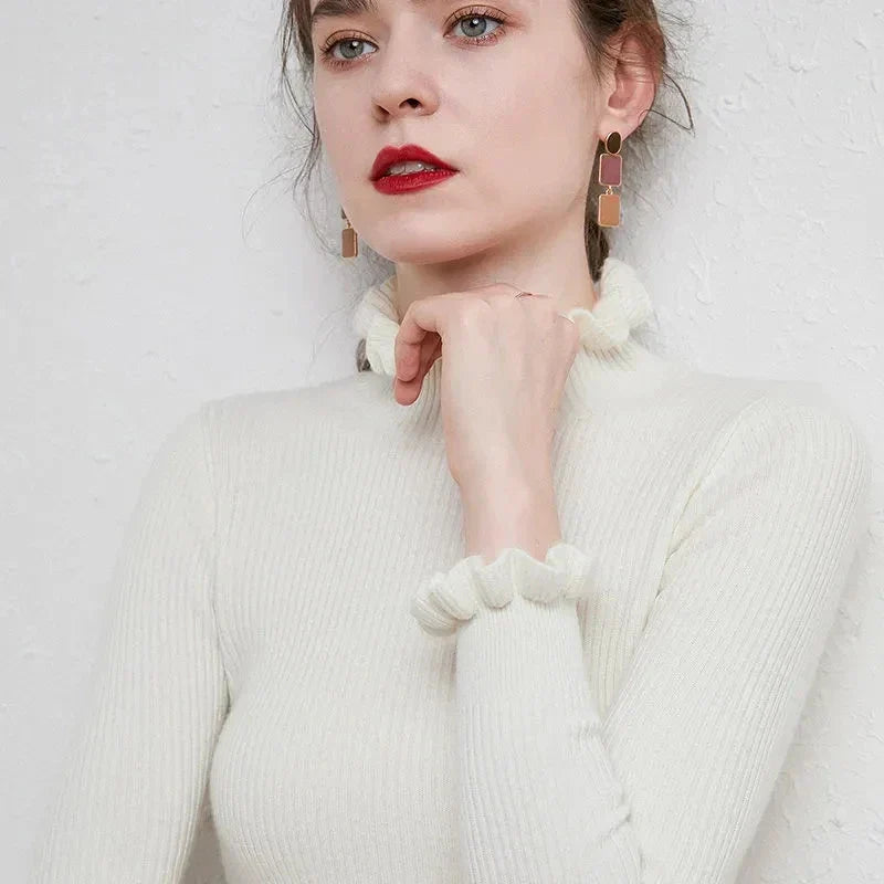 Lilia  - Gerippter Rollkragenpullover mit Rüschenkragen