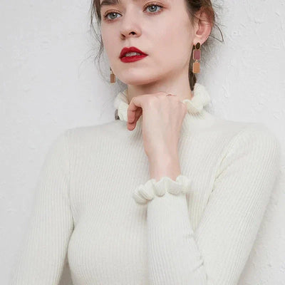 Lilia  - Gerippter Rollkragenpullover mit Rüschenkragen