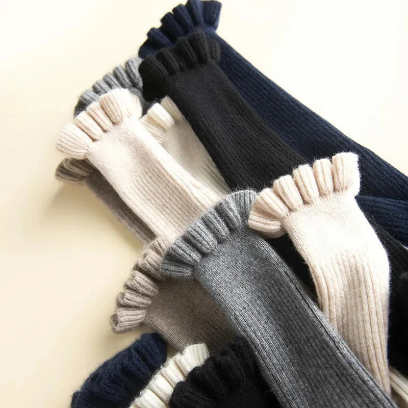 Lilia  - Gerippter Rollkragenpullover mit Rüschenkragen