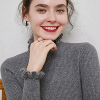 Lilia  - Gerippter Rollkragenpullover mit Rüschenkragen in Grau