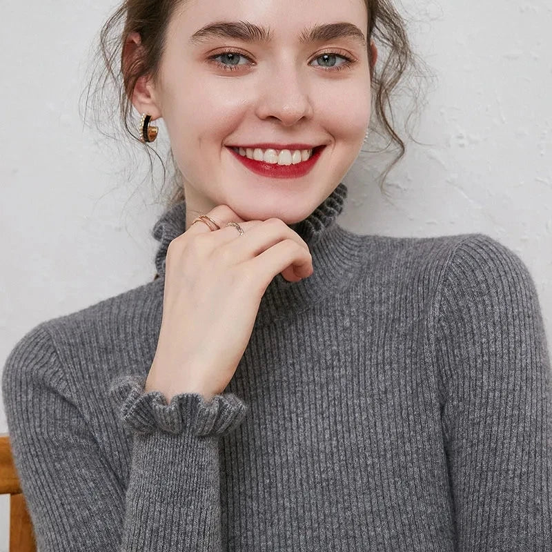 Lilia  - Gerippter Rollkragenpullover mit Rüschenkragen