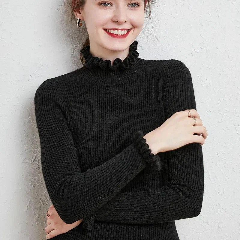 Lilia  - Gerippter Rollkragenpullover mit Rüschenkragen