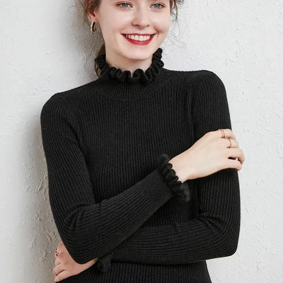 Lilia  - Gerippter Rollkragenpullover mit Rüschenkragen