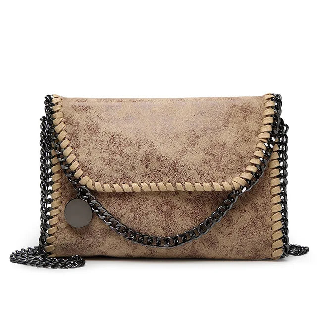 Elegante Wildleder-Clutch mit trendiger Kettenapplikation