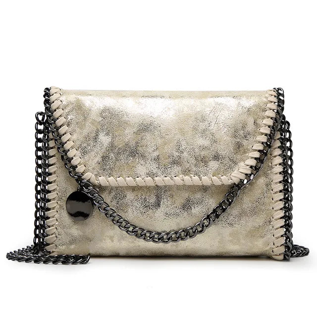 Elegante Wildleder-Clutch mit trendiger Kettenapplikation