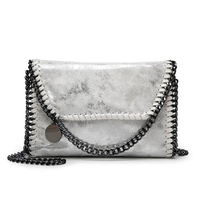 Elegante Wildleder-Clutch mit trendiger Kettenapplikation