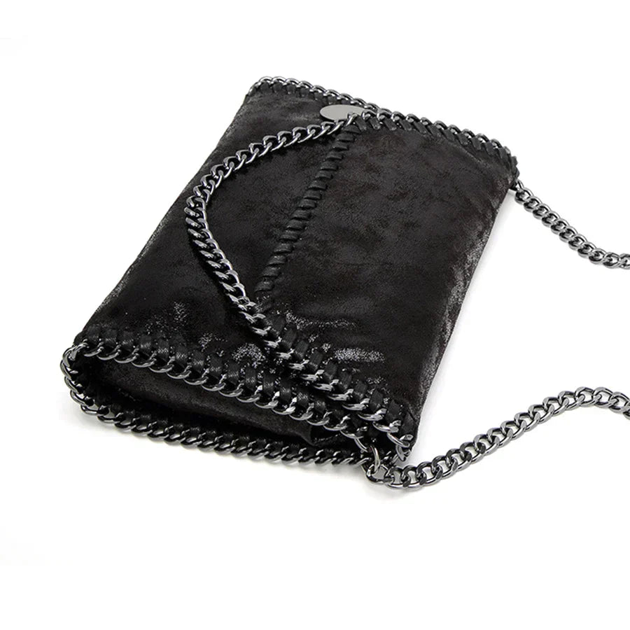 Elegante Wildleder-Clutch mit trendiger Kettenapplikation