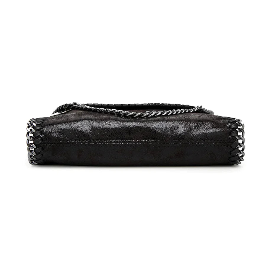 Elegante Wildleder-Clutch mit trendiger Kettenapplikation