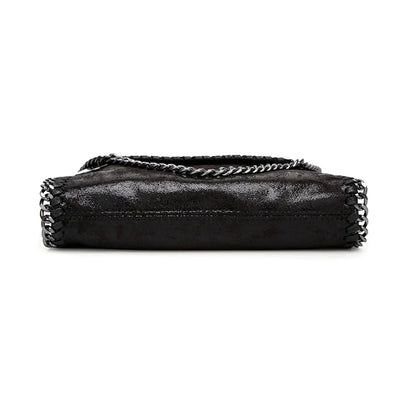 Elegante Wildleder-Clutch mit trendiger Kettenapplikation