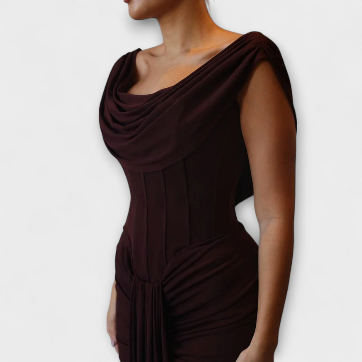 Elara - Schickes braunes Abend-Maxikleid mit Drapiertem Ausschnitt