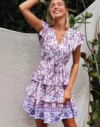 Anika | Gestuftes Blumen Minikleid mit V-Ausschnitt in Lila