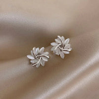 Elegante Goldohrringe mit exquisiten Opal-Blütenmotiven in Silber