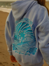 Damen Hoodie mit Strandmotiv – Bequemer Kapuzenpullover in Rosa oder Blau mit Sonnenuntergangs-Print in Blaue Wellen