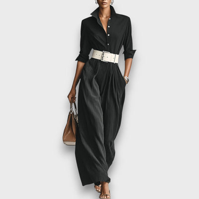 Serenya – Langer Einteiler mit Reverskragen und Taillengürtel