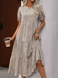 Adelina - Kleid mit gestuften Puffärmeln in Beige (Fast ausverkauft)