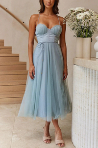 Damen elegantes fließendes Kleid für Hochzeitsgäste | Midi in Blau