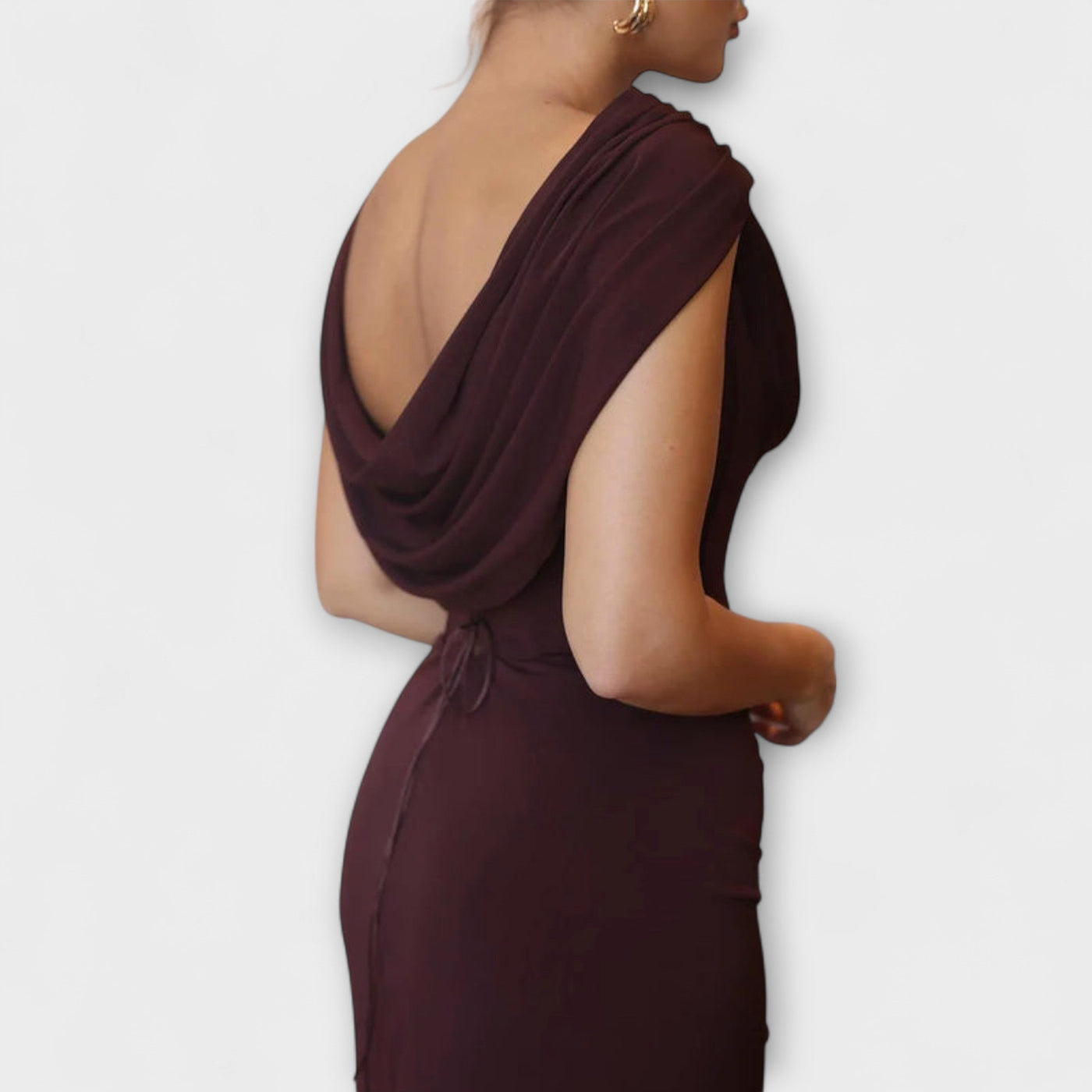 Elara - Schickes braunes Abend-Maxikleid mit Drapiertem Ausschnitt