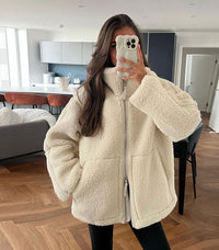 Stylische und kuschelige Sherpa Jacke für kalte Tage in Weiß