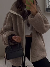 Stylische und kuschelige Sherpa Jacke für kalte Tage in Kaffe