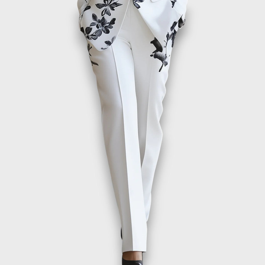 Meliora – Weißer Hosenanzug mit floralen Details