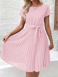 Elise | Plissiertes Kurzarm-Midikleid mit Bindegürtel in Rosa