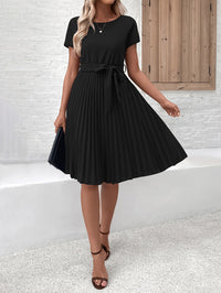 Elise | Plissiertes Kurzarm-Midikleid mit Bindegürtel in Schwarz