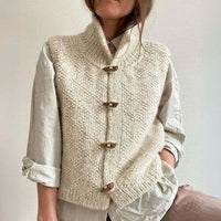 Handgestrickte Damen-Weste mit Holzknöpfen – Kuscheliger, ärmelloser Cardigan in Beige in Weiß