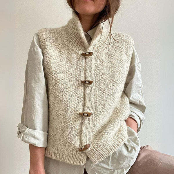 Handgestrickte Damen-Weste mit Holzknöpfen – Kuscheliger, ärmelloser Cardigan in Beige