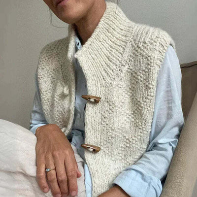 Handgestrickte Damen-Weste mit Holzknöpfen – Kuscheliger, ärmelloser Cardigan in Beige
