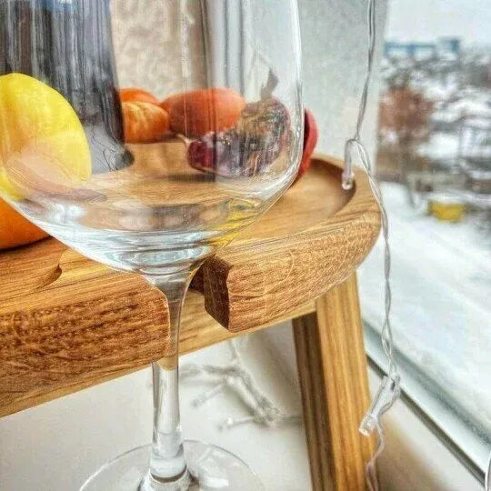 Holztisch für die Außennutzung mit klappbarem Design und Glashalter