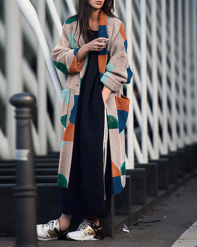 Eleganter Damenmantel mit langem Revers und praktischen Taschen