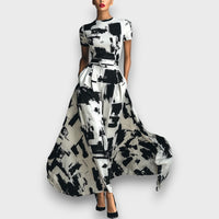 Alessira – Damenkleid mit abstraktem Print in Weiß