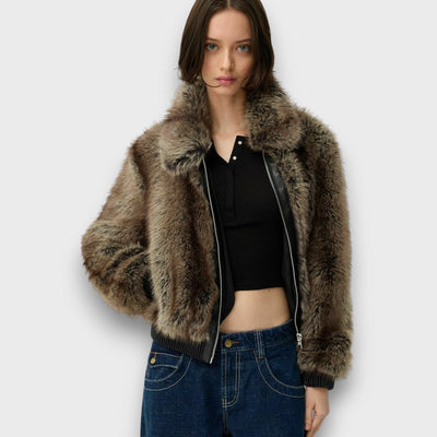 Amelia – Kurzjacke aus Faux Fur mit urbanem Chic